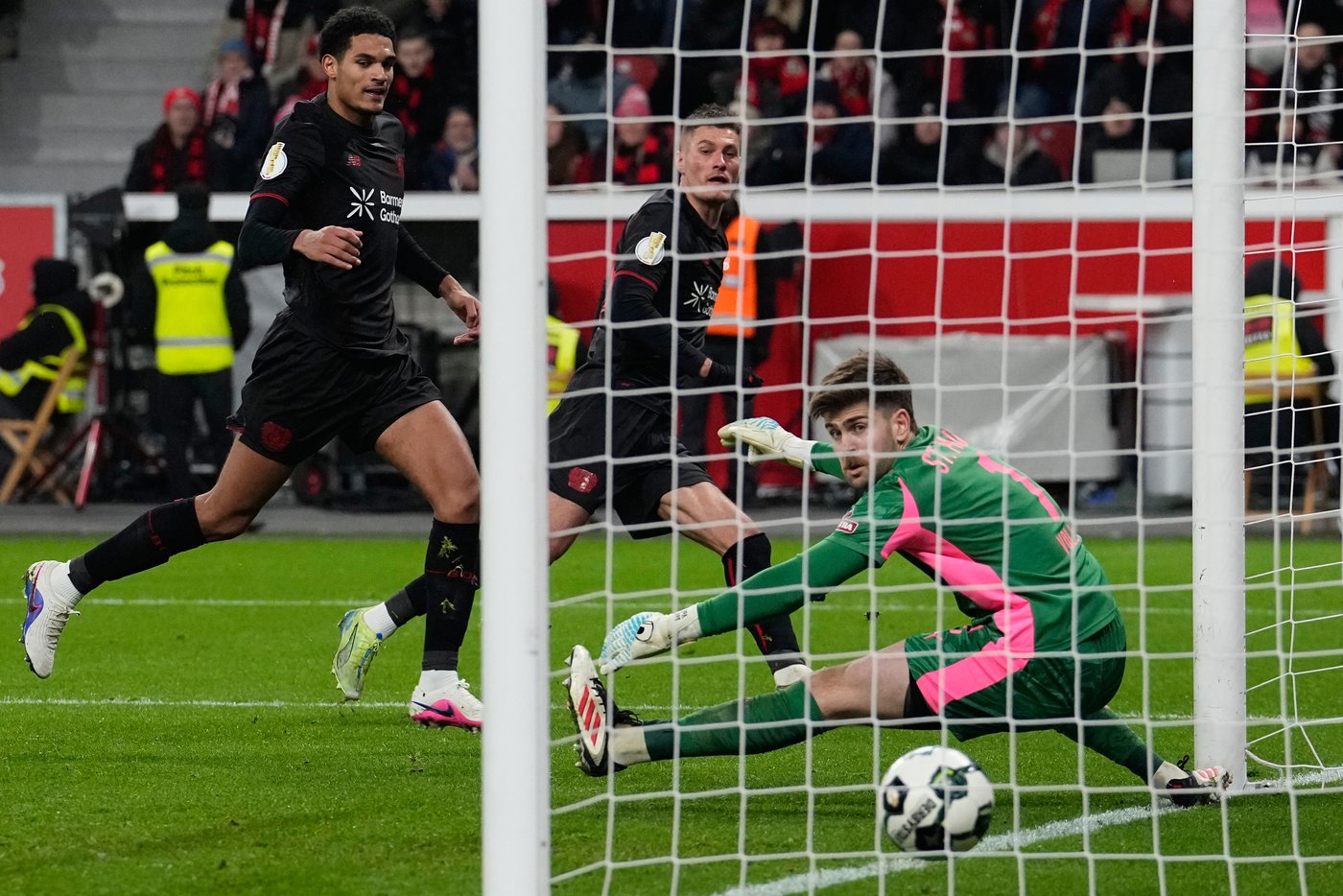 Bayer Leverkusen beats St. Pauli to reach German Cup semifinals | iNFOnews.ca Bayer Leverkusen beats St. Pauli to reach German Cup semifinals | iNFOnews.ca