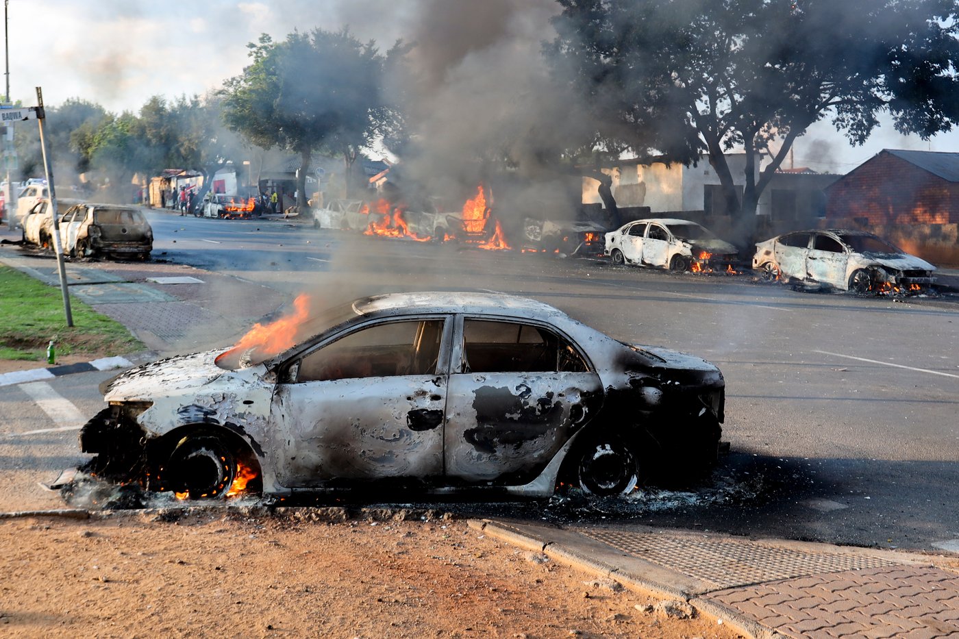 Vehicles torched in South Africa as protests over asylum ruling rage on | iNFOnews.ca Vehicles torched in South Africa as protests over asylum ruling rage on | iNFOnews.ca