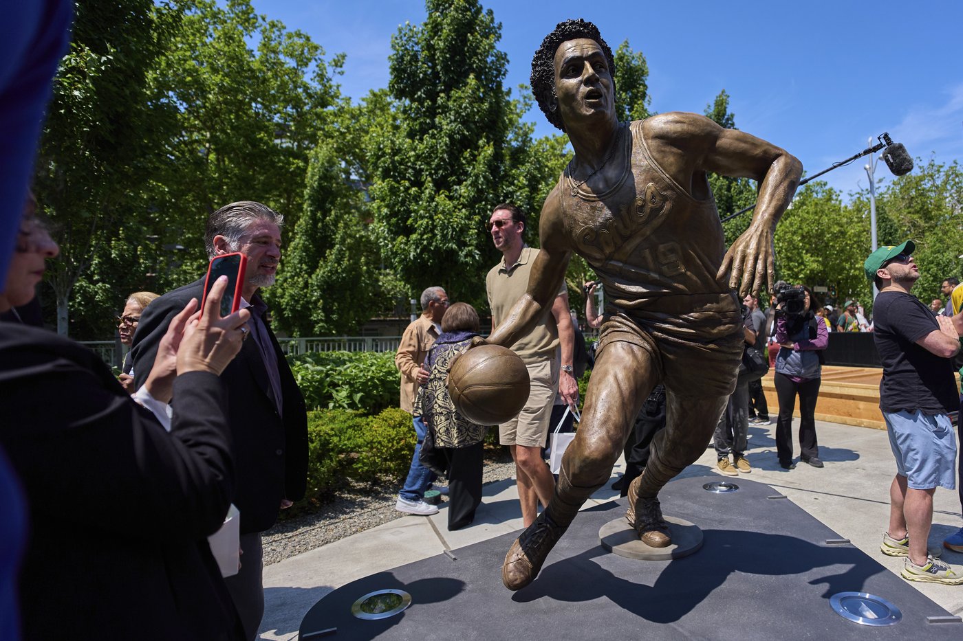 Lenny Wilkens has statue unveiled outside Seattle arena where he led SuperSonics to NBA title | iNFOnews.ca