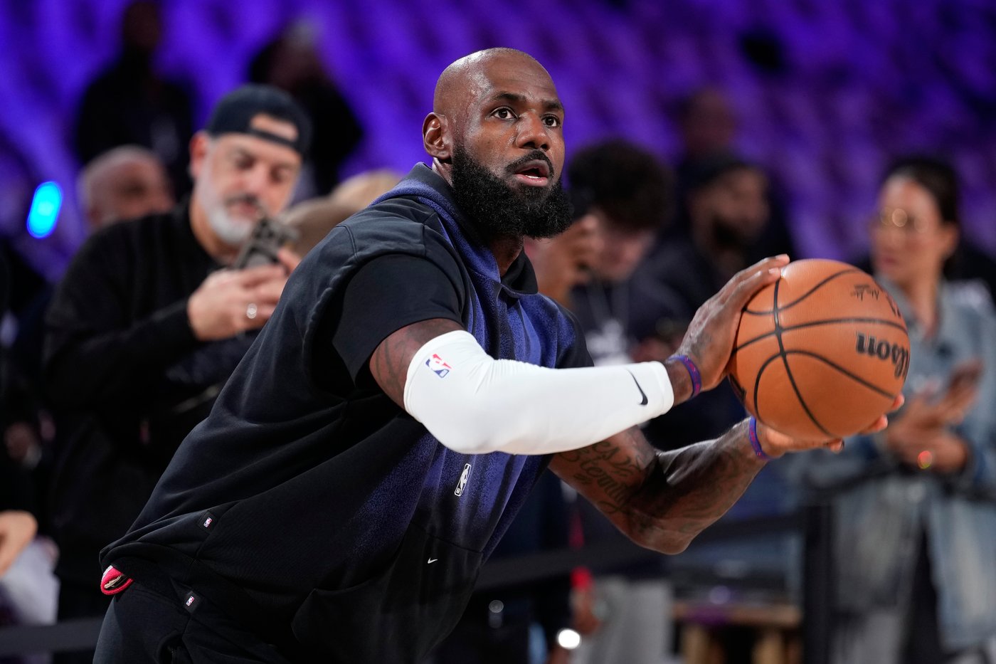 Trump blasts 76ers star LeBron James as 'disgrace' for not standing still during national anthem | iNFOnews.ca Trump blasts 76ers star LeBron James as 'disgrace' for not standing still during national anthem | iNFOnews.ca