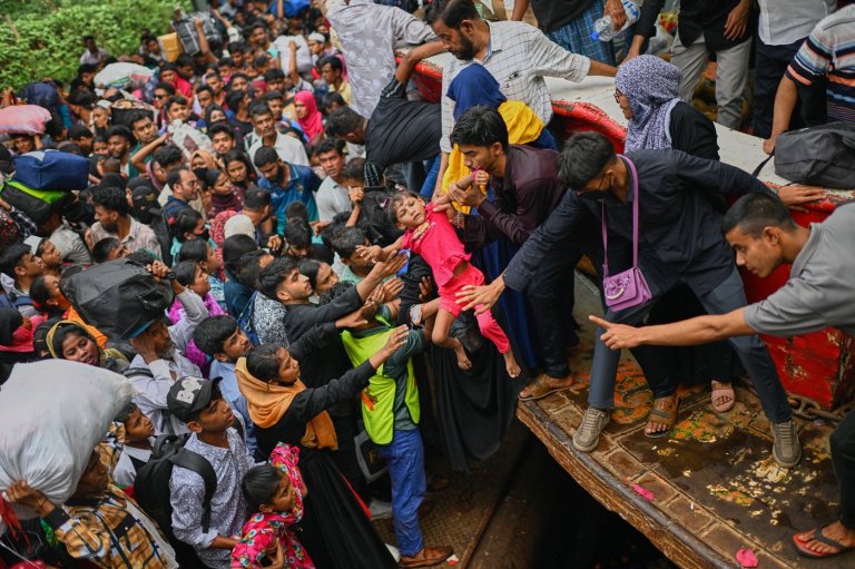 Photos capture a mass homecoming exodus from Dhaka for Eid al-Fitr holiday | iNFOnews.ca