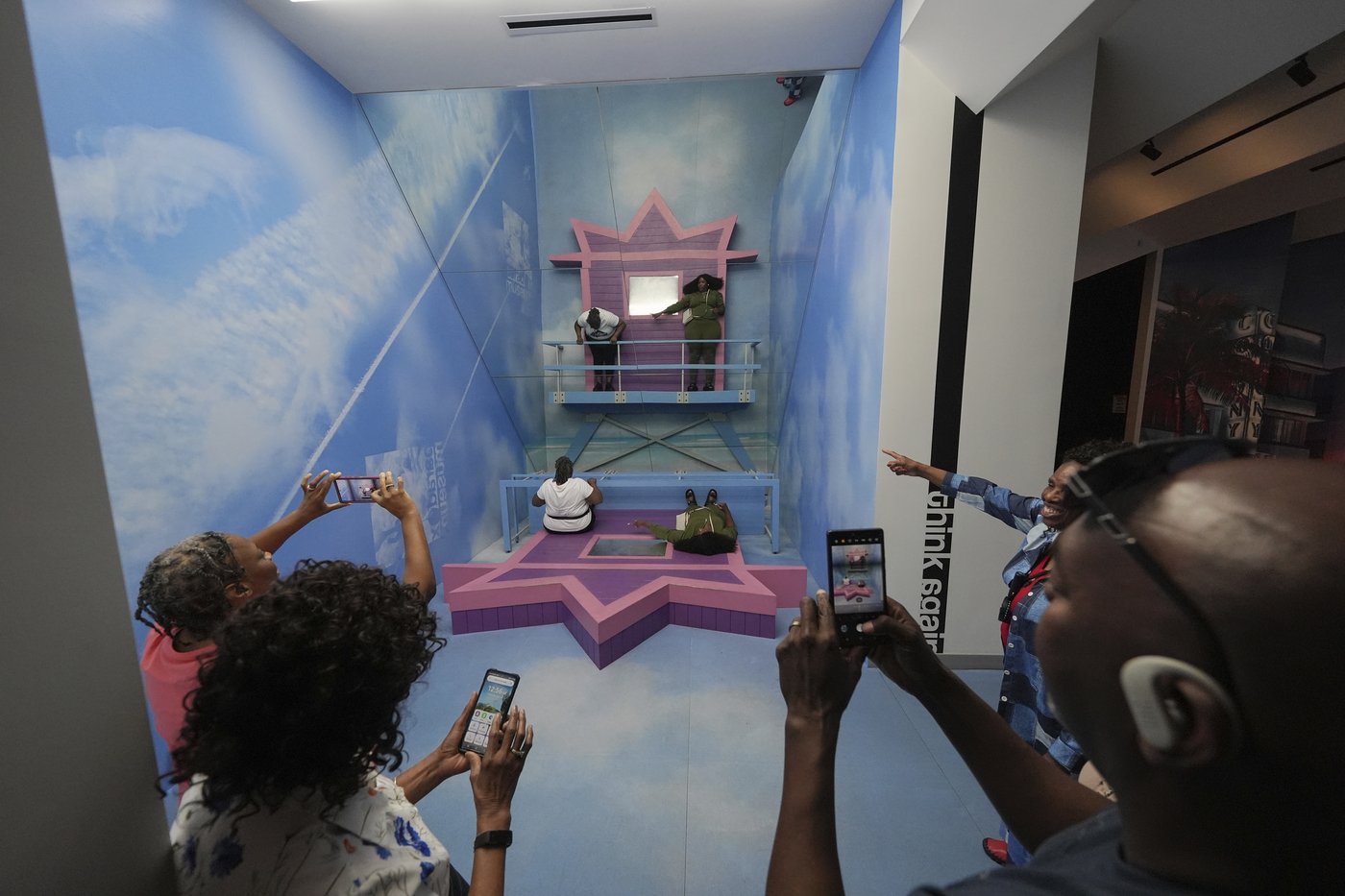 Paradox Museum Miami takes guests through a 21st century funhouse of mind-boggling illusions | iNFOnews.ca Paradox Museum Miami takes guests through a 21st century funhouse of mind-boggling illusions | iNFOnews.ca