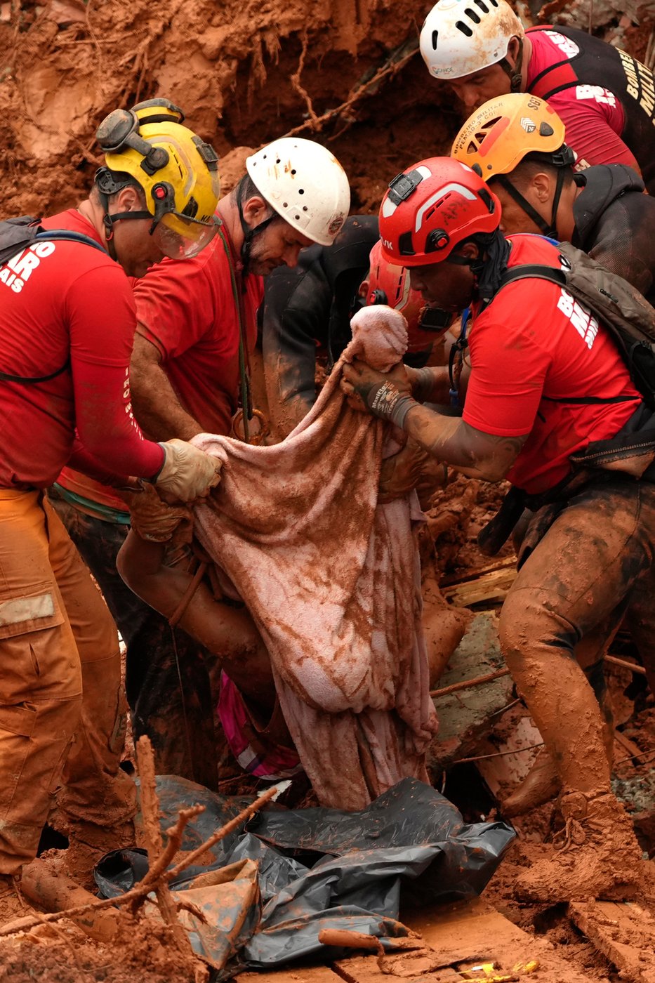 See the world in vertical: Top photos by AP photojournalists | iNFOnews.ca