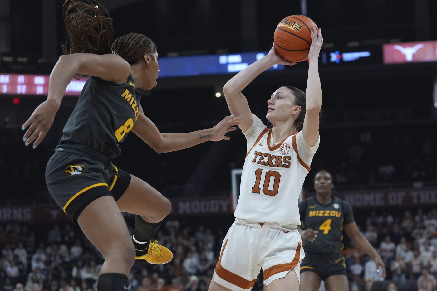 Jones and Booker lead No. 5 Texas past Missouri 70-61 for Longhorns' 18th straight home win | iNFOnews.ca Jones and Booker lead No. 5 Texas past Missouri 70-61 for Longhorns' 18th straight home win | iNFOnews.ca