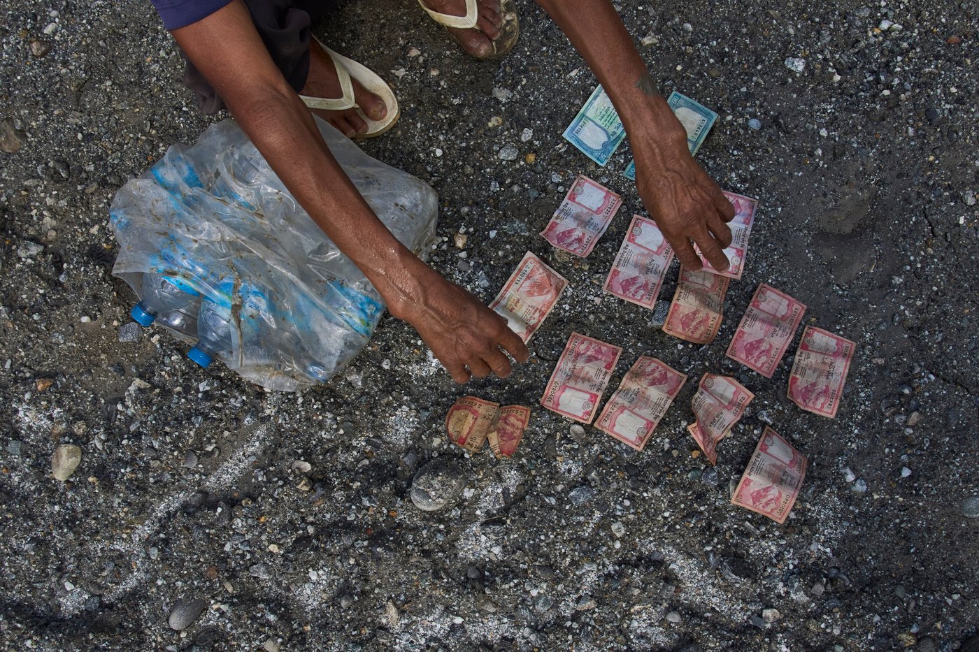 Nepal Floods Salvaging Items Photo Gallery | iNFOnews.ca