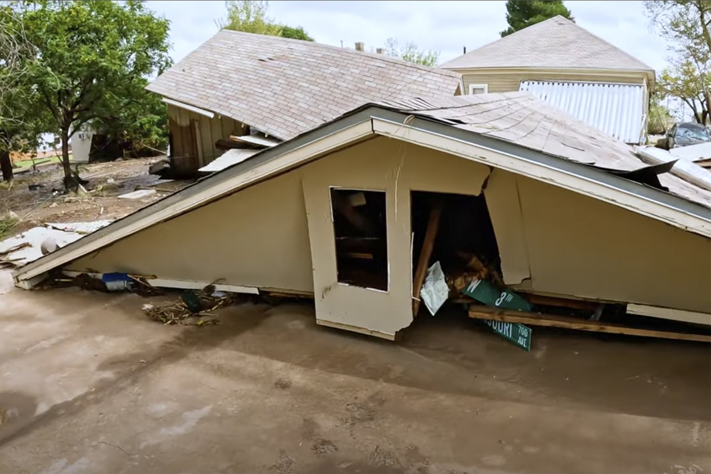 New Mexico authorities rescue hundreds after flooding strands many in high water and leaves 2 dead | iNFOnews.ca