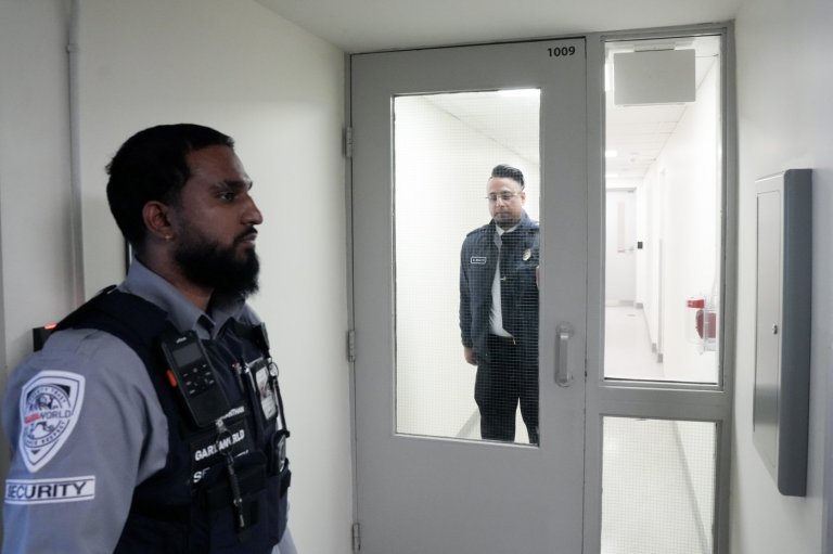 Union 'disappointed' as feds fund outside staff to guard immigration holding centres | iNFOnews.ca