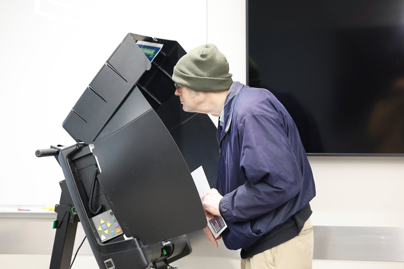 Wisconsin voters cast ballots under national spotlight to decide control of the state Supreme Court | iNFOnews.ca