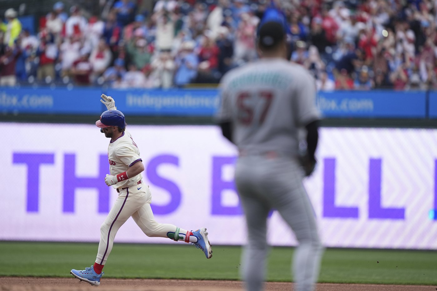 Naylor hits an RBI single in the 10th inning as the Diamondbacks top the Phillies 11-9 | iNFOnews.ca Naylor hits an RBI single in the 10th inning as the Diamondbacks top the Phillies 11-9 | iNFOnews.ca