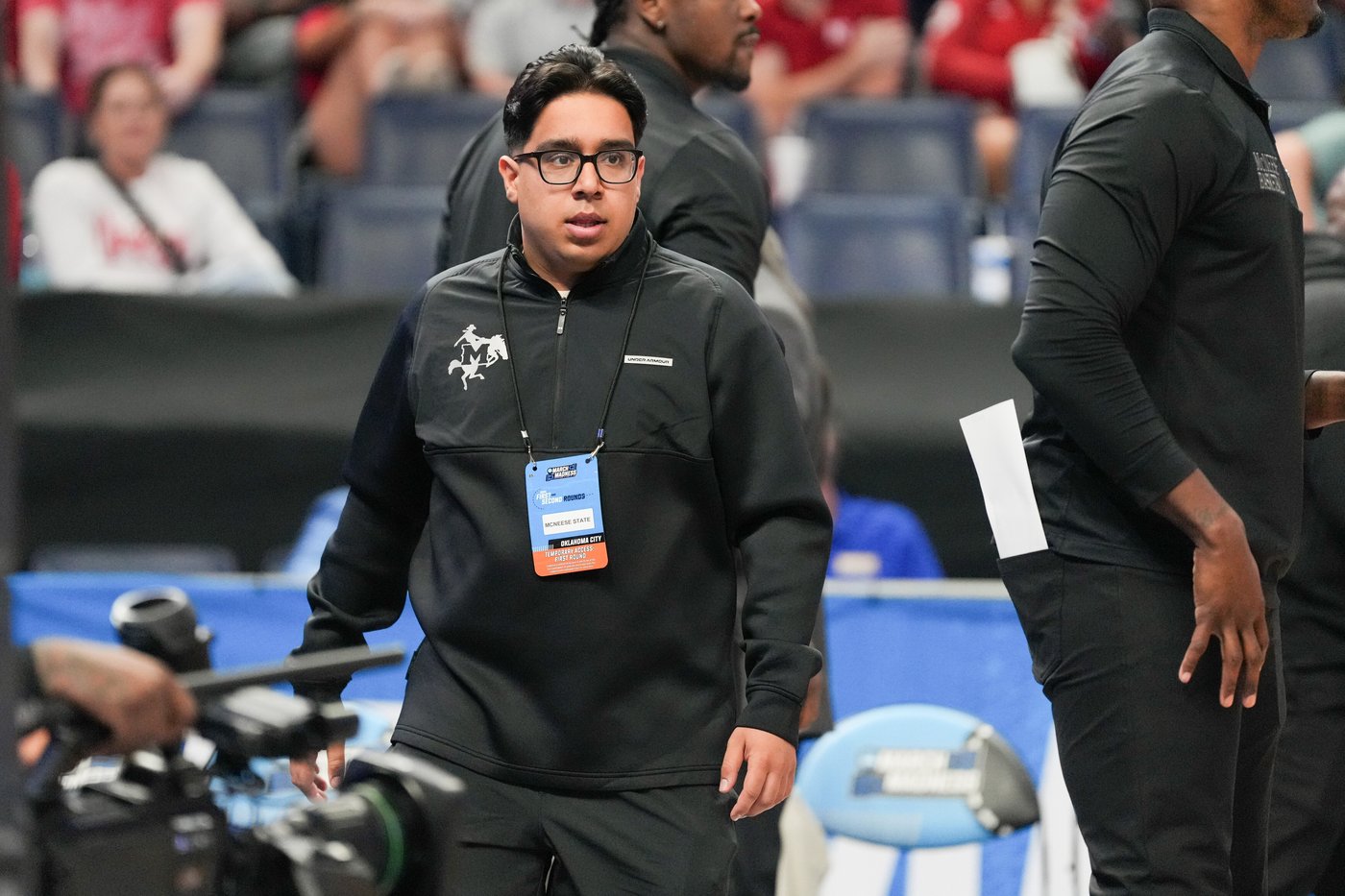 McNeese's boom box-carrying student manager Amir 'Aura' Khan runs it back in March Madness | iNFOnews.ca McNeese's boom box-carrying student manager Amir 'Aura' Khan runs it back in March Madness | iNFOnews.ca