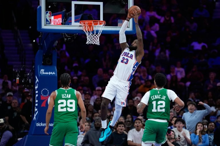 LeBron James calls helicopter rides 'transportation' after he soars on big dunk in 76ers home debut | iNFOnews.ca