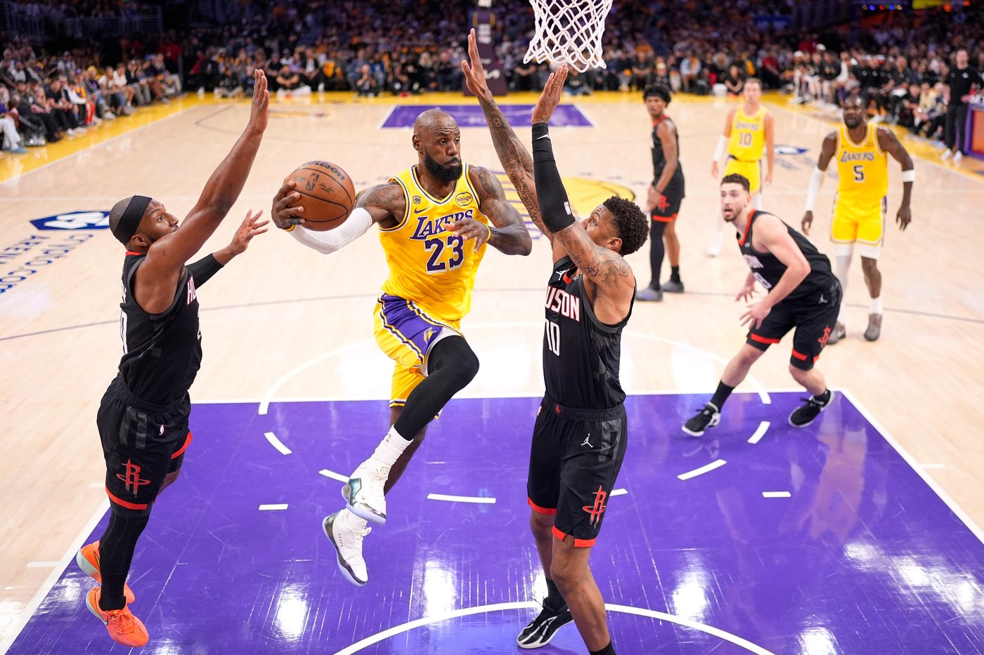 Kennard scores 27, LeBron leads Lakers to surprising 107-98 win over Rockets in playoff opener | iNFOnews.ca Kennard scores 27, LeBron leads Lakers to surprising 107-98 win over Rockets in playoff opener | iNFOnews.ca