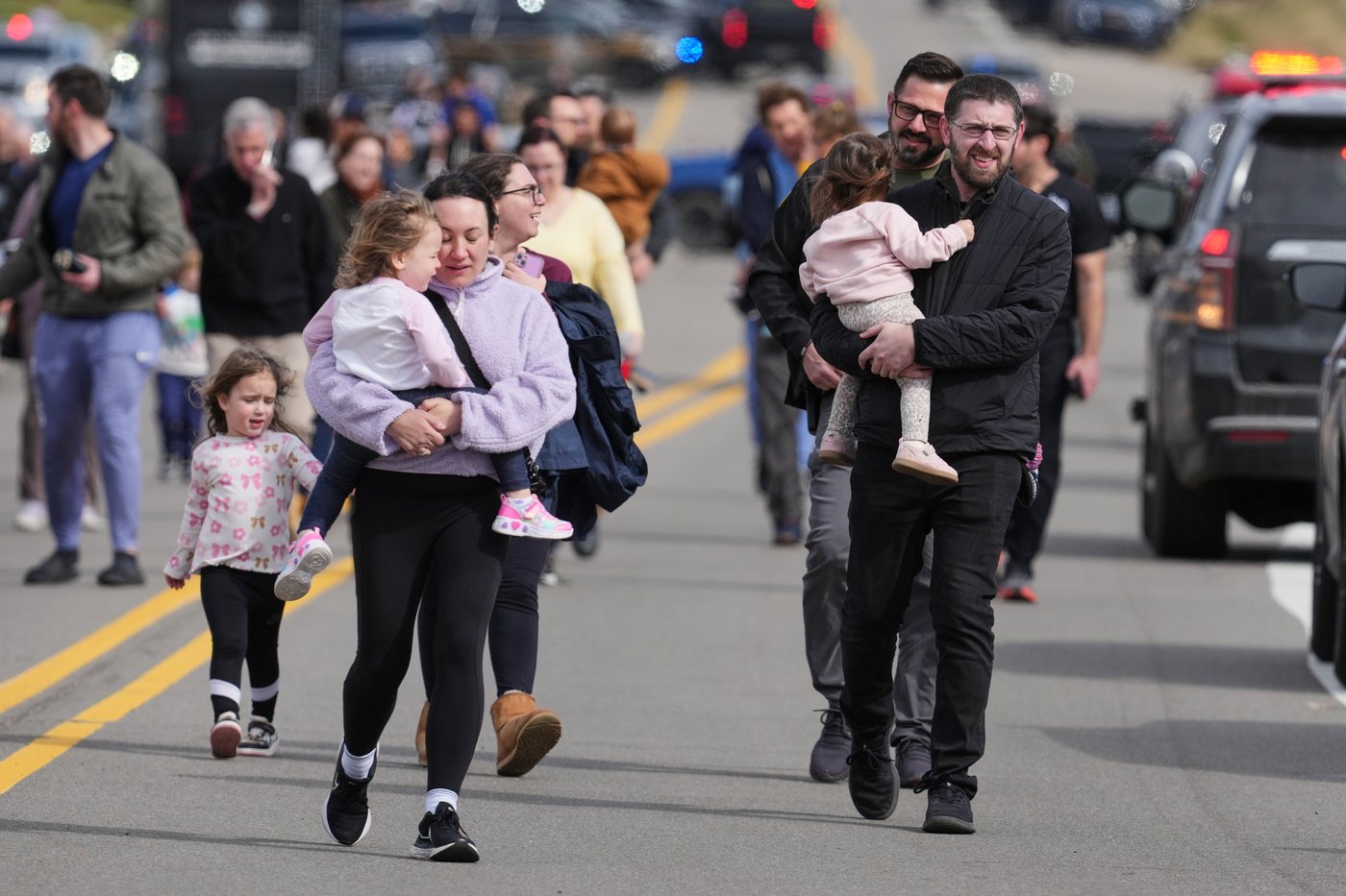 Photos show response after attack at suburban Detroit synagogue | iNFOnews.ca