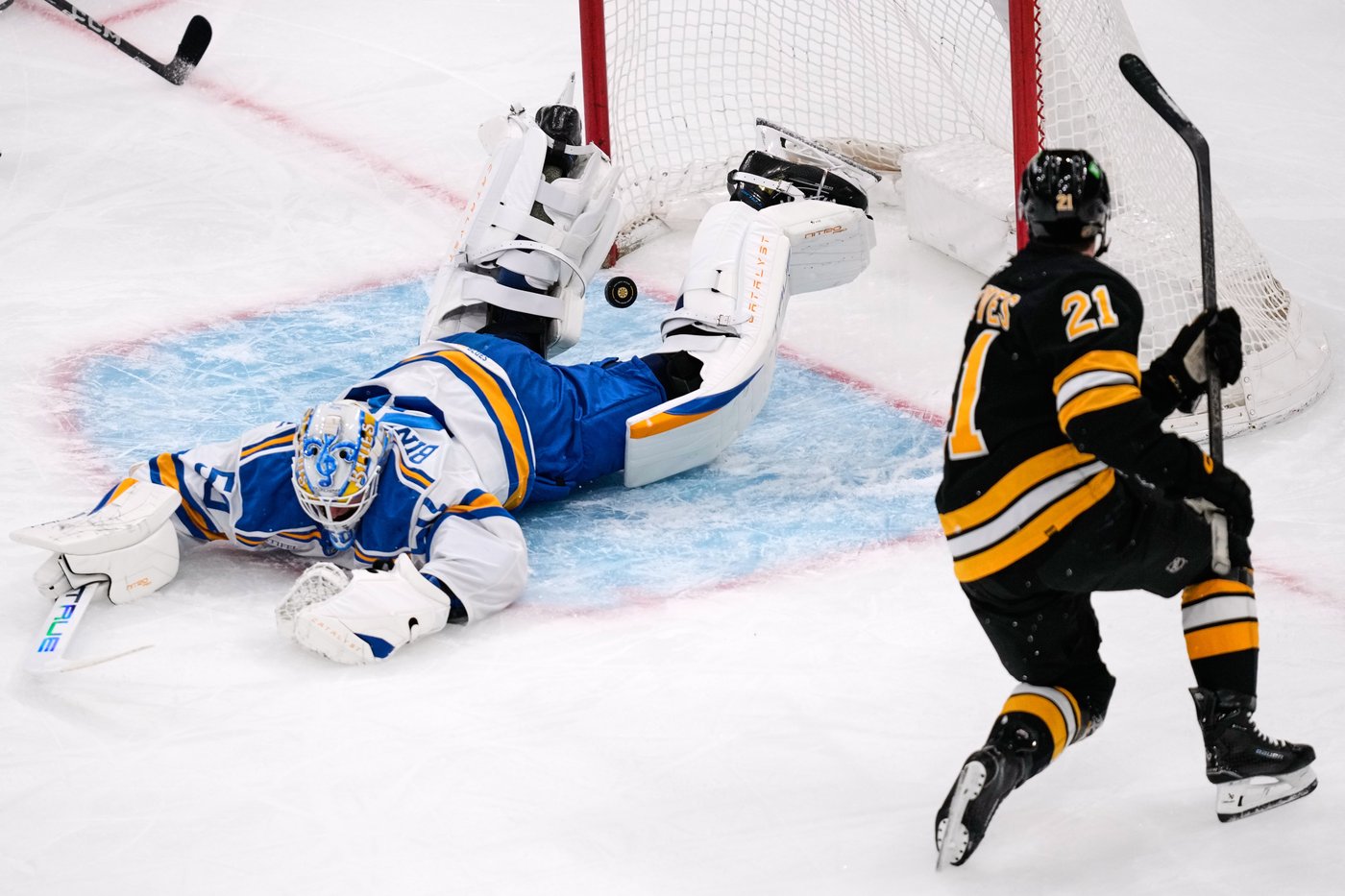 Zacha scores twice, Korpisalo makes 37 saves in Bruins' 5-2 win over Blues | iNFOnews.ca Zacha scores twice, Korpisalo makes 37 saves in Bruins' 5-2 win over Blues | iNFOnews.ca