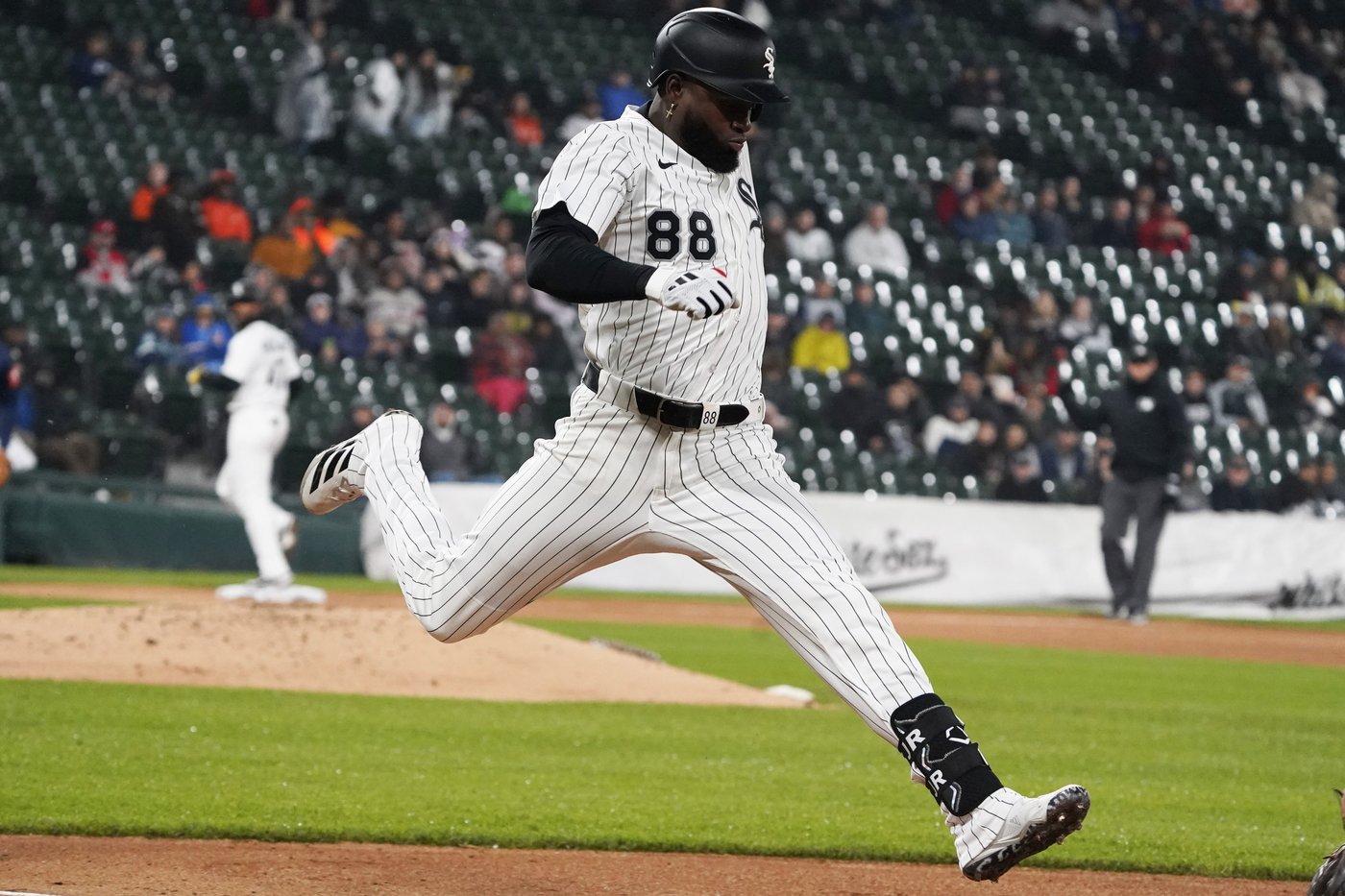 Luis Robert Jr. is off to a rough start with the Chicago White Sox | iNFOnews.ca