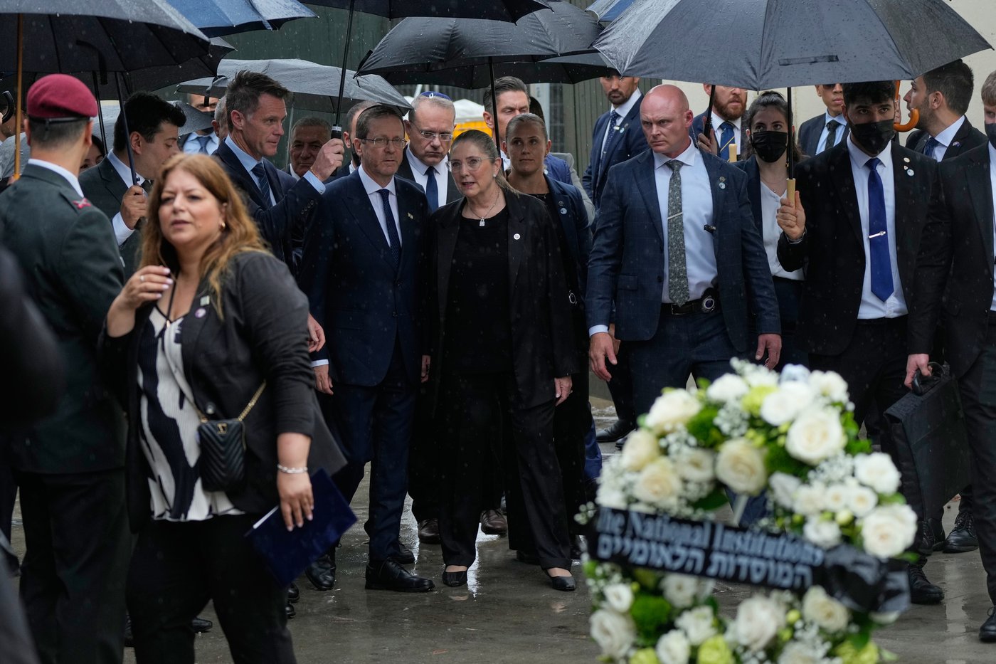 Israel's president visits Sydney's Bondi Beach massacre site and meets victims' families | iNFOnews.ca Israel's president visits Sydney's Bondi Beach massacre site and meets victims' families | iNFOnews.ca