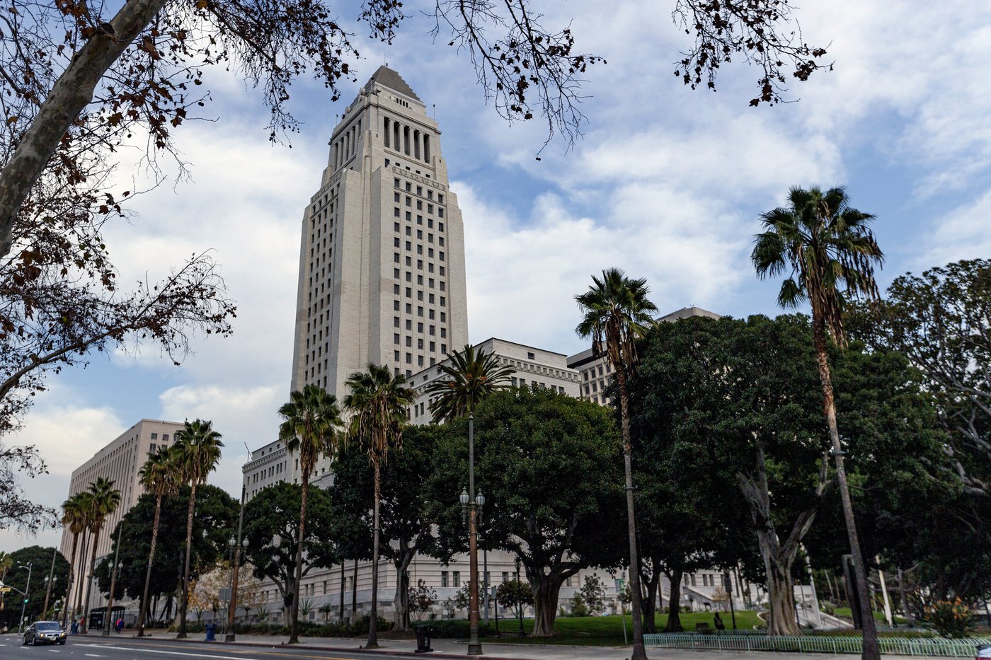 FBI agents search home of Los Angeles deputy mayor over City Hall bomb threat | iNFOnews.ca