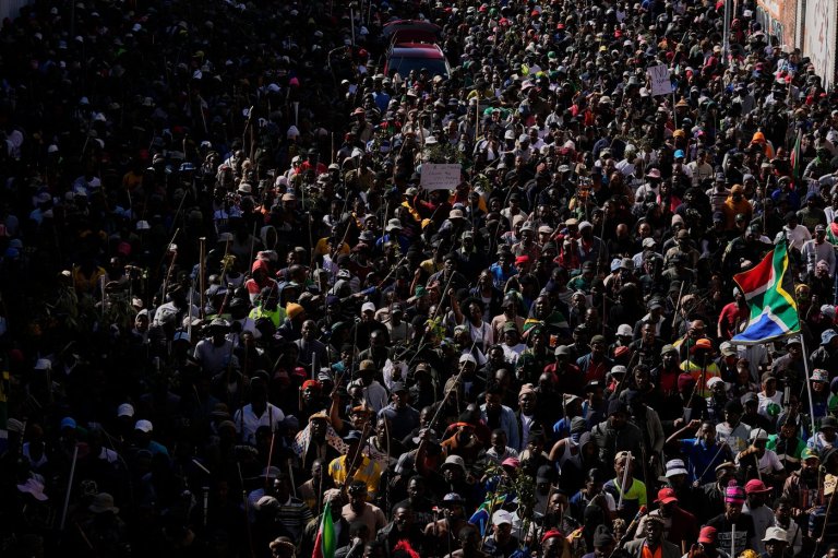 Nigeria says 2 of its nationals killed in South Africa as anti-migrant tensions flare | iNFOnews.ca