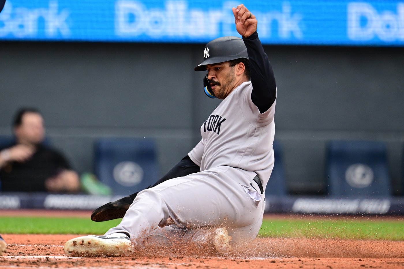 Yankees OF Grisham leaves game at Toronto in 6th inning because of right hamstring tightness | iNFOnews.ca