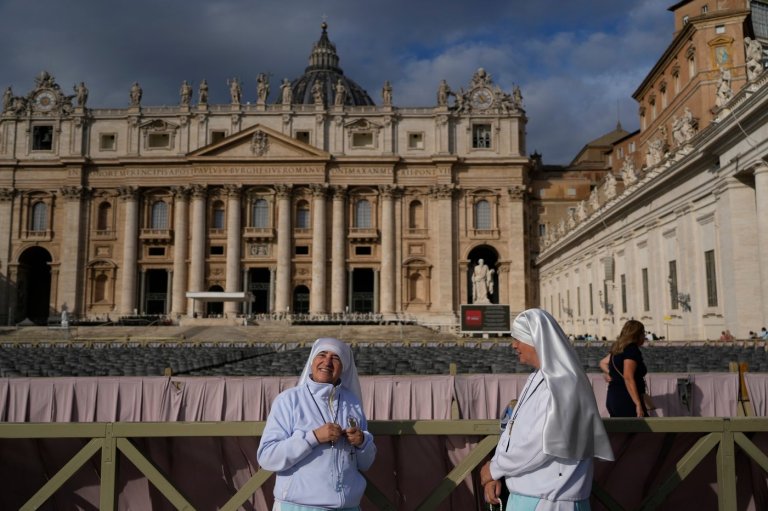 Faithful gather to welcome Pope Leo back for Sunday blessing after cancer surgery | iNFOnews.ca
