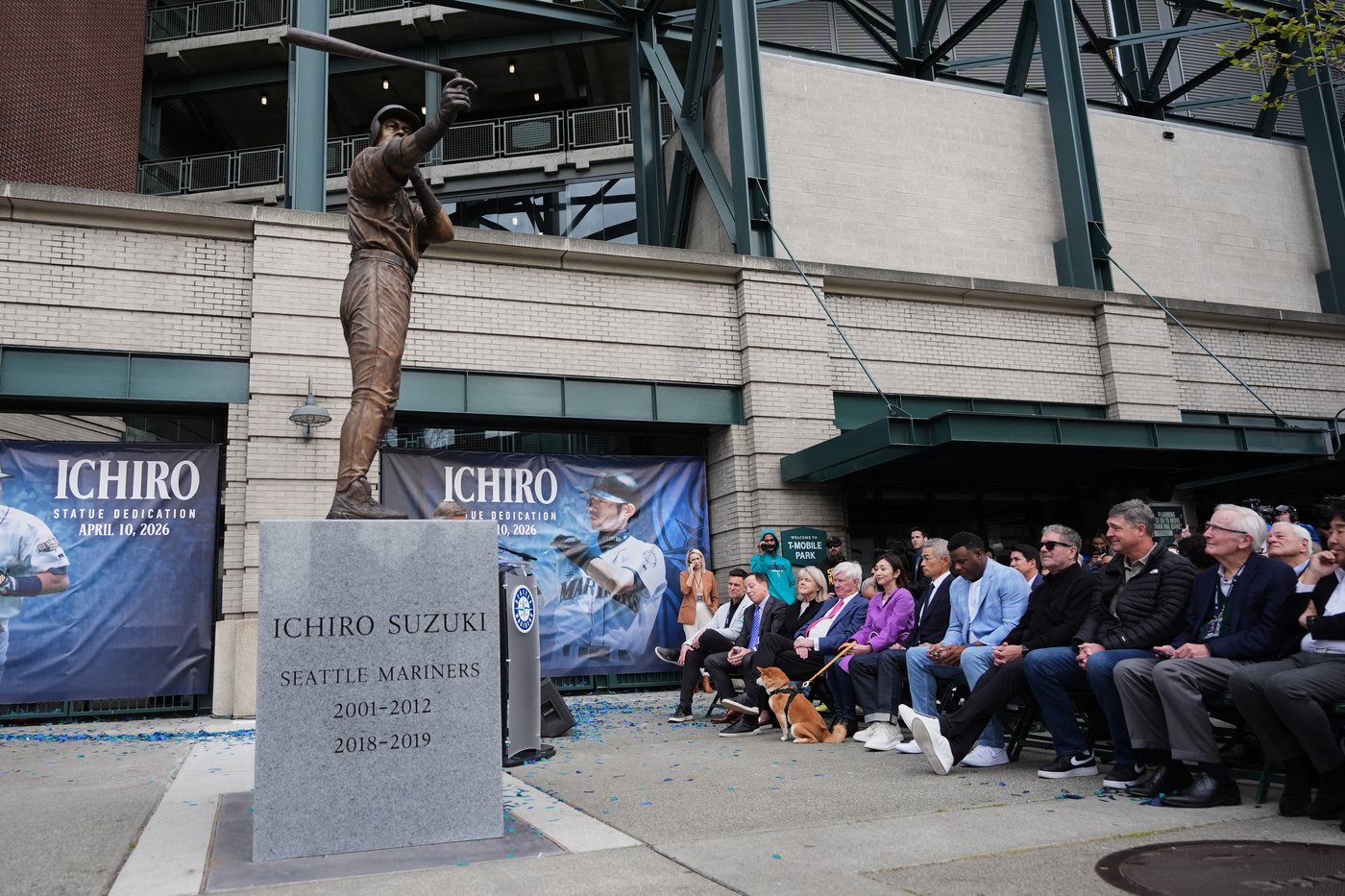 Ichiro Suzuki's statue unveiling has a mishap as bat snaps during ceremony | iNFOnews.ca