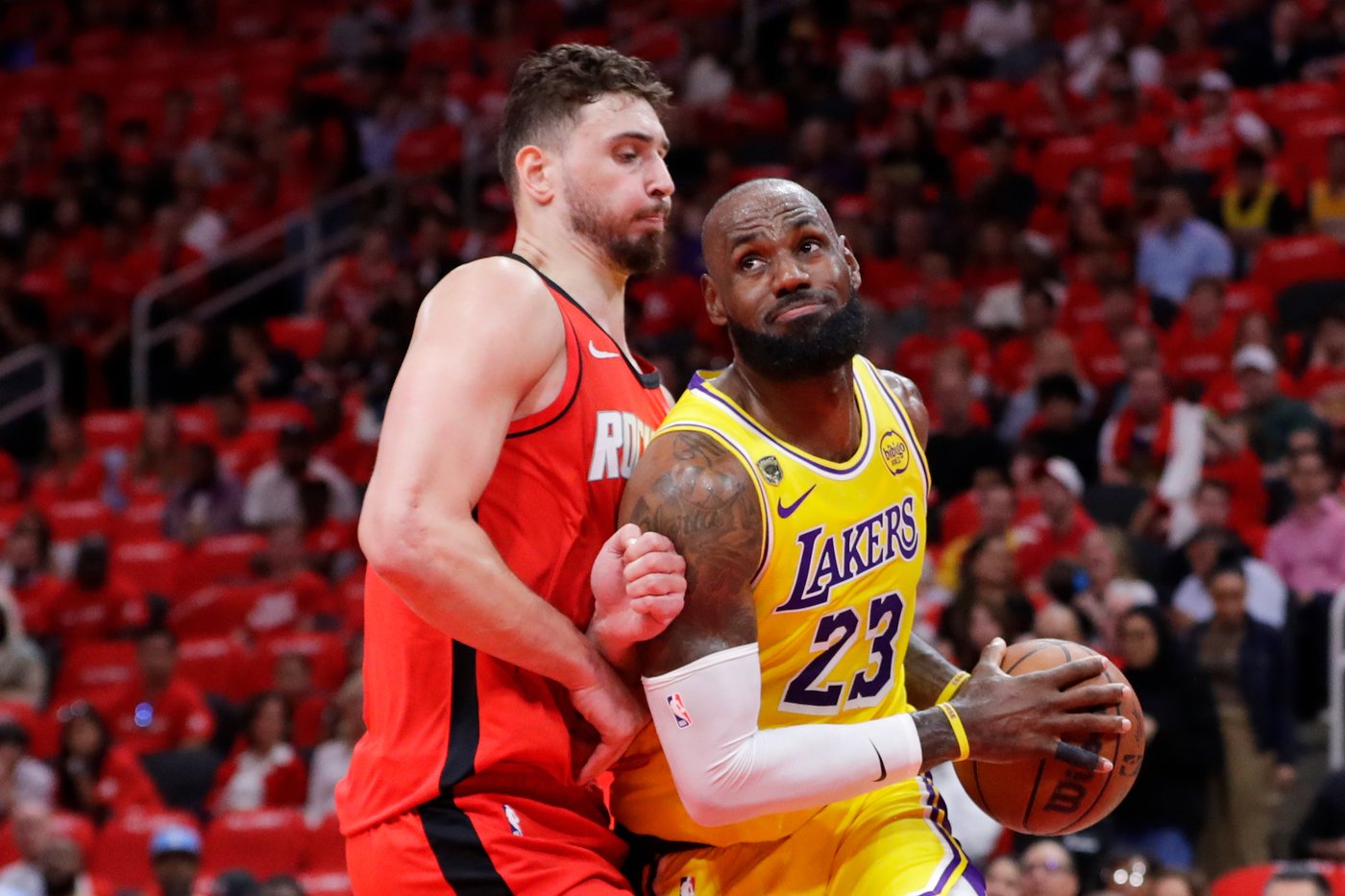 James makes tying 3 as Lakers storm back late, win in OT and take a 3-0 series lead over the Rockets | iNFOnews.ca James makes tying 3 as Lakers storm back late, win in OT and take a 3-0 series lead over the Rockets | iNFOnews.ca