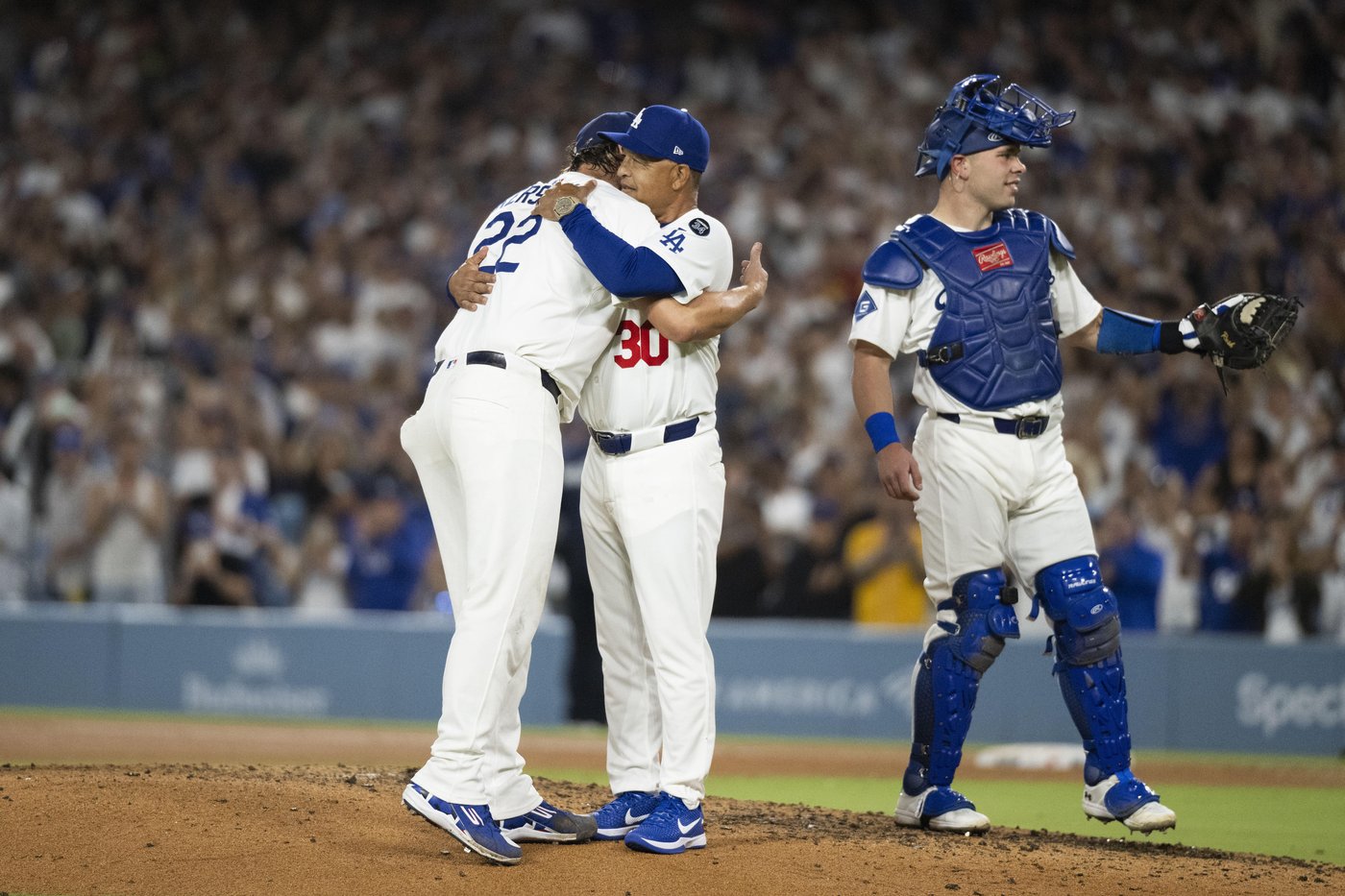 Clayton Kershaw soaks in the applause in his last regular-season start at Dodger Stadium | iNFOnews.ca