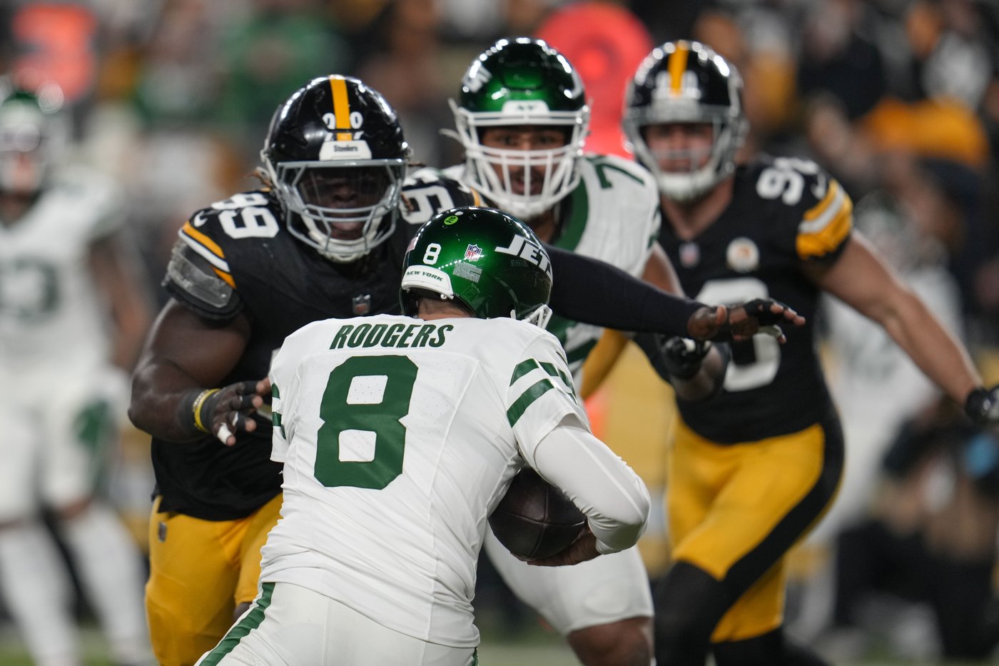 Jets' Rodgers dealing with ailing hamstring on top of knee issue but will play at Patriots | iNFOnews.ca