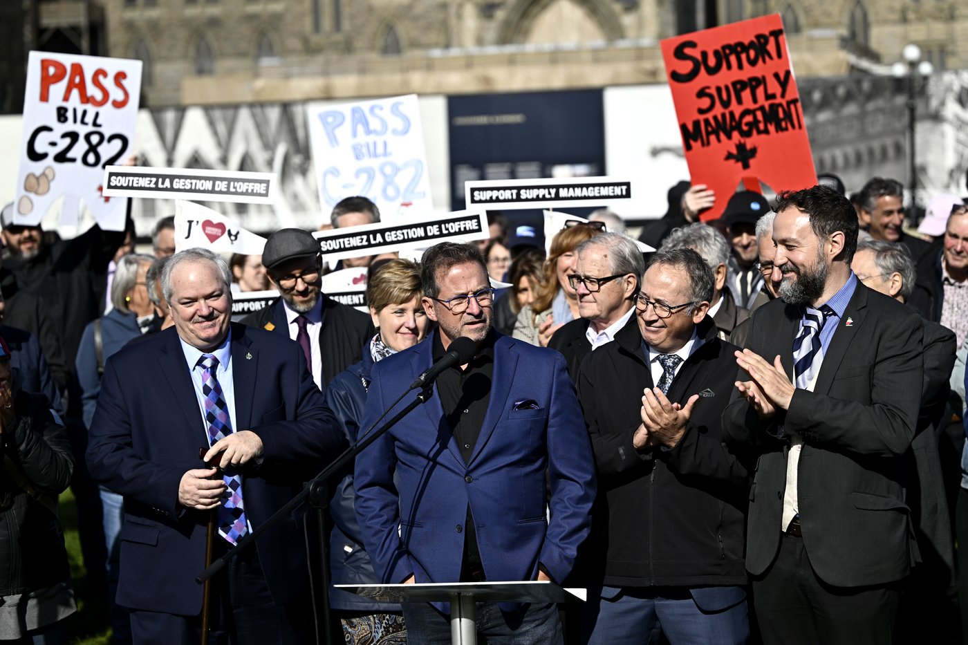 Bloc leader, MPs and farmers press Senate to pass supply management bill | iNFOnews.ca