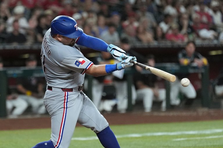 Rangers use a 6-run 5th inning to beat Diamondbacks 6-2, stay in AL playoff race | iNFOnews.ca