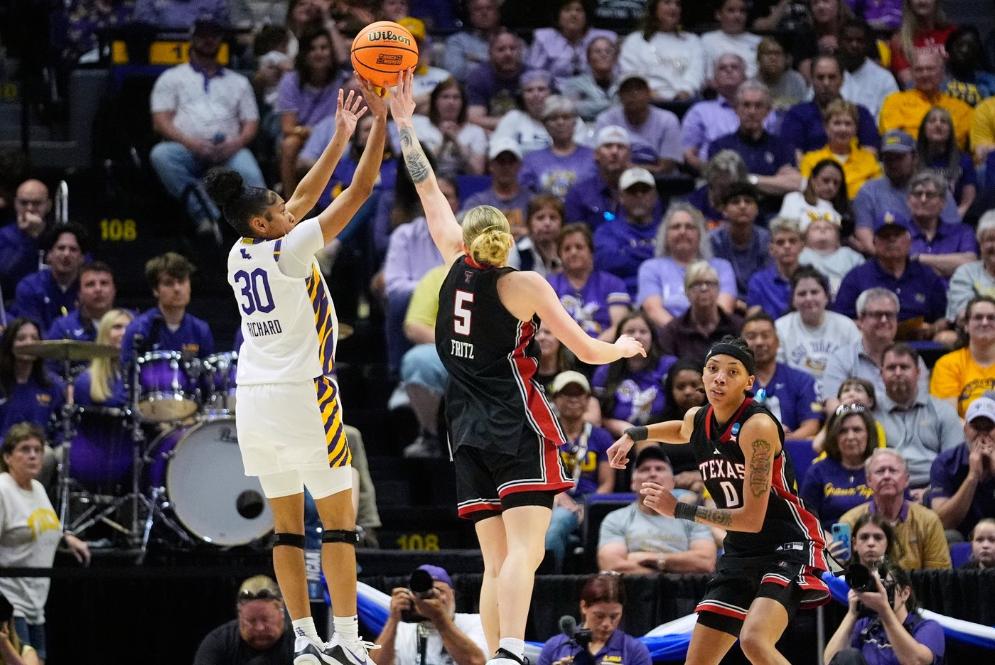 On the March Madness stage, LSU sets a record for 100-point games en route to the Sweet 16 | iNFOnews.ca