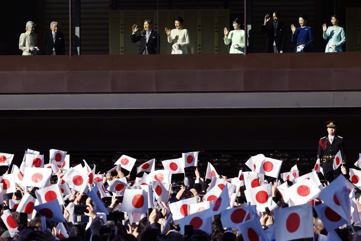 Japanese emperor and his family greet flag-waving crowd at the palace for New Year's | iNFOnews.ca