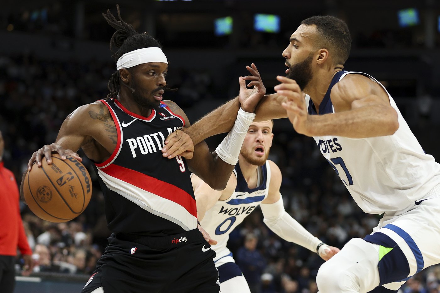 Edwards hits 9 3-pointers as Timberwolves blow out Trail Blazers 127-102 | iNFOnews.ca