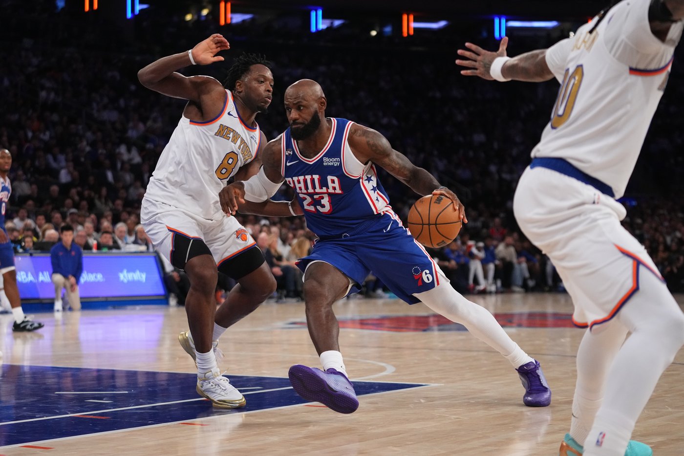 LeBron James talks smack with Knicks fans, drops 14 points in victorious 76ers debut | iNFOnews.ca LeBron James talks smack with Knicks fans, drops 14 points in victorious 76ers debut | iNFOnews.ca
