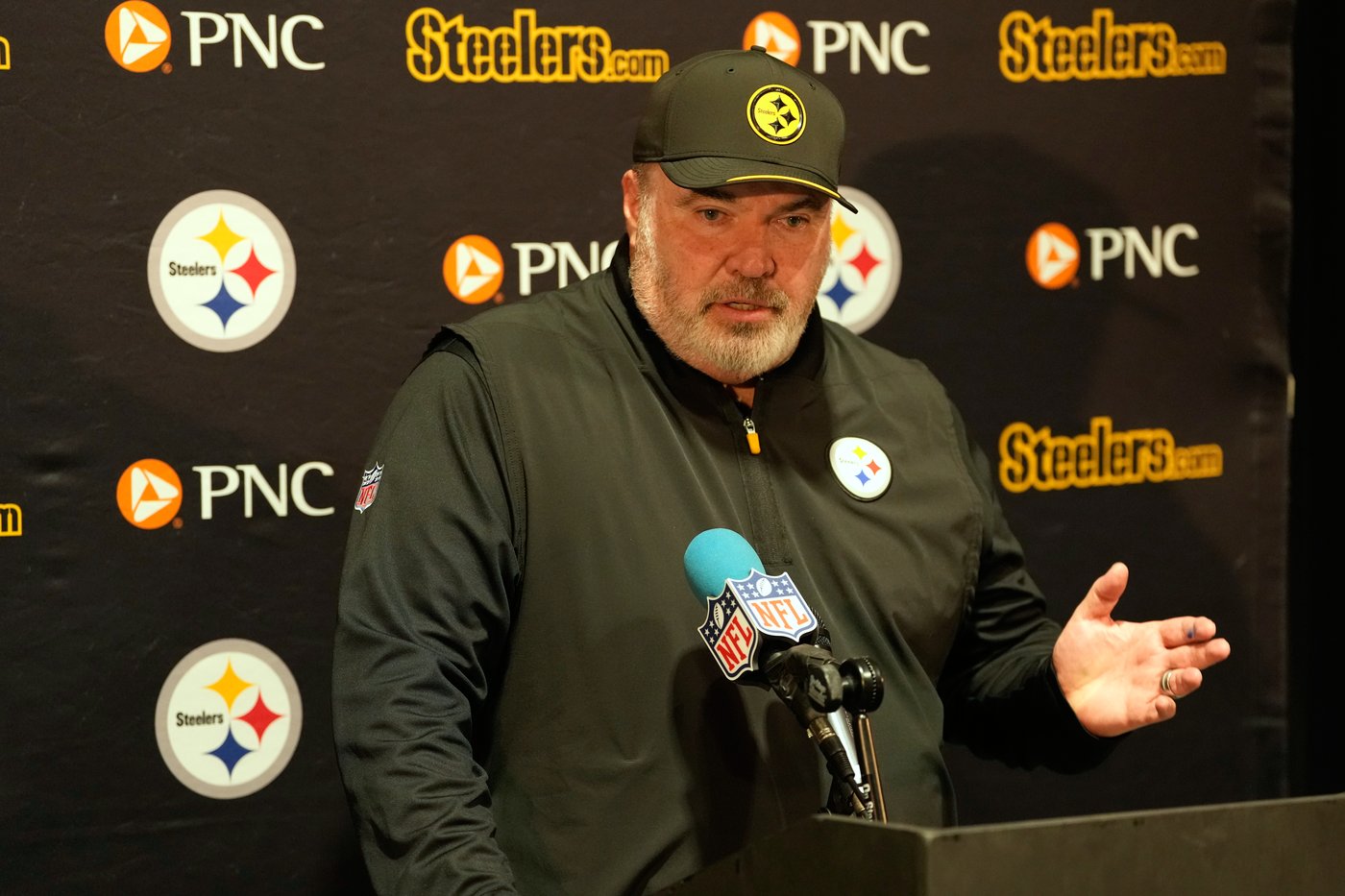 Steelers coach Mike McCarthy shrugs off foot injury after halftime tent visit | iNFOnews.ca Steelers coach Mike McCarthy shrugs off foot injury after halftime tent visit | iNFOnews.ca