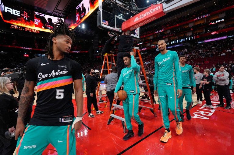 Start of Spurs-Rockets game delayed 22 minutes while a bent rim was replaced | iNFOnews.ca