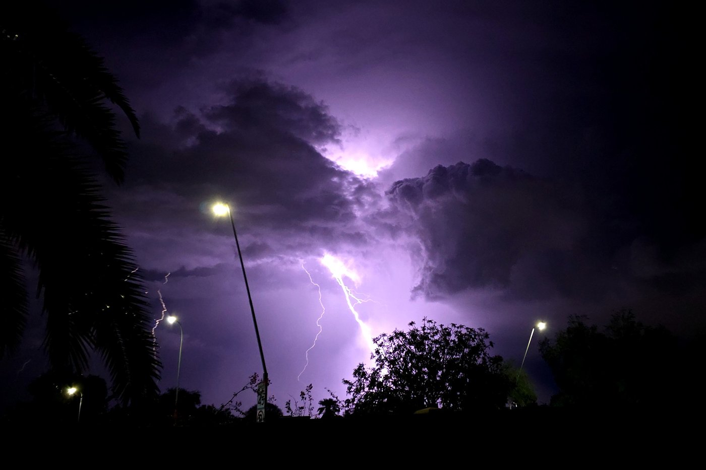 Violent Arizona storms bring possible tornado, toppled trees and golf ball-size hail | iNFOnews.ca Violent Arizona storms bring possible tornado, toppled trees and golf ball-size hail | iNFOnews.ca