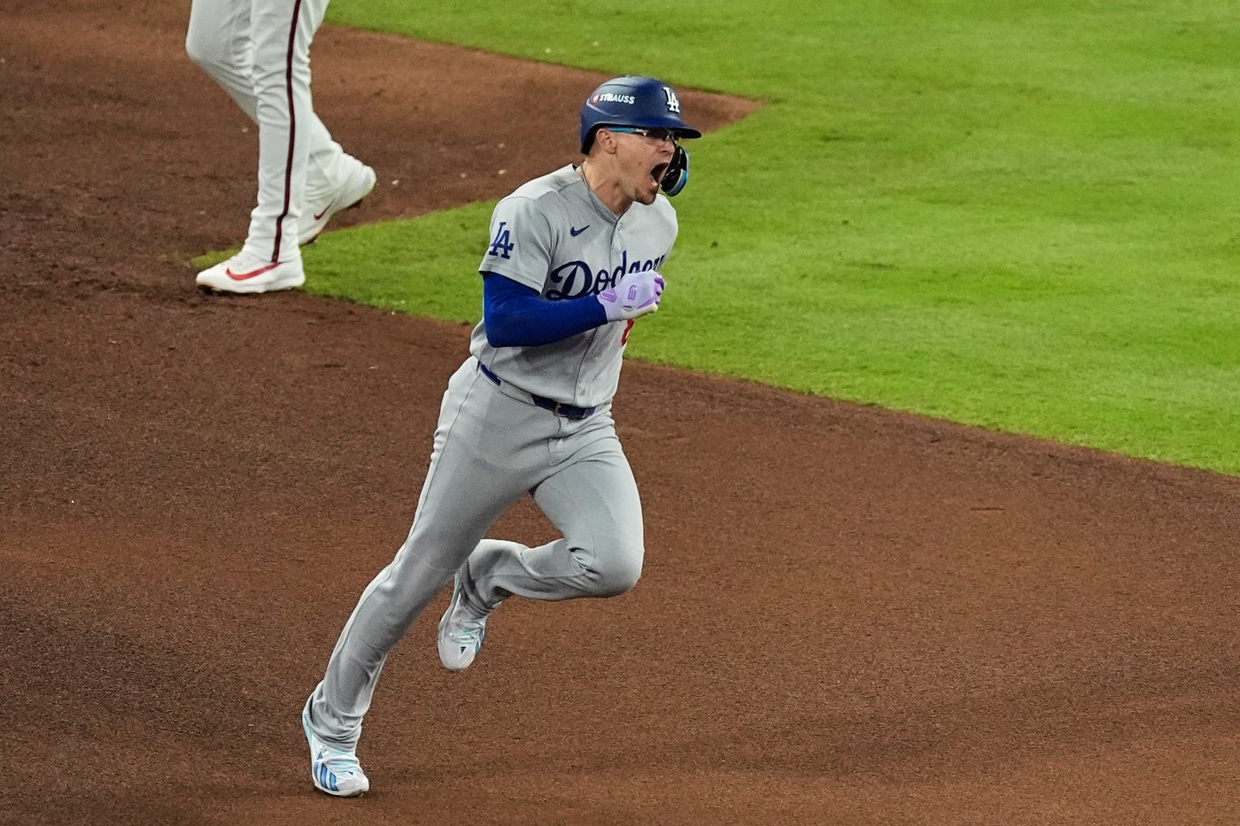 Kiké Hernández continues clutch postseason hitting for Dodgers with a 2-run homer off Chris Sale | iNFOnews.ca
