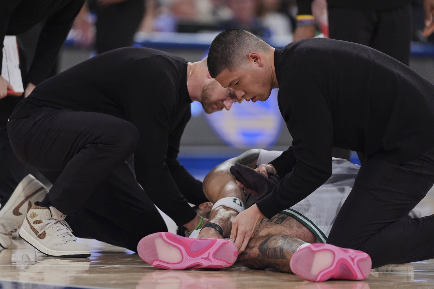 Jayson Tatum carried off floor with right leg injury and Celtics star will have MRI | iNFOnews.ca