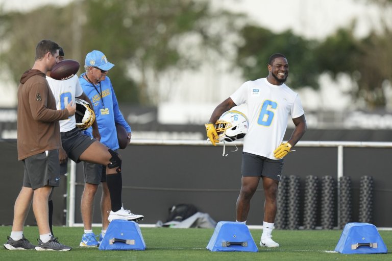 Chargers' Denzel Perryman sidelined with ankle injury after season opener | iNFOnews.ca