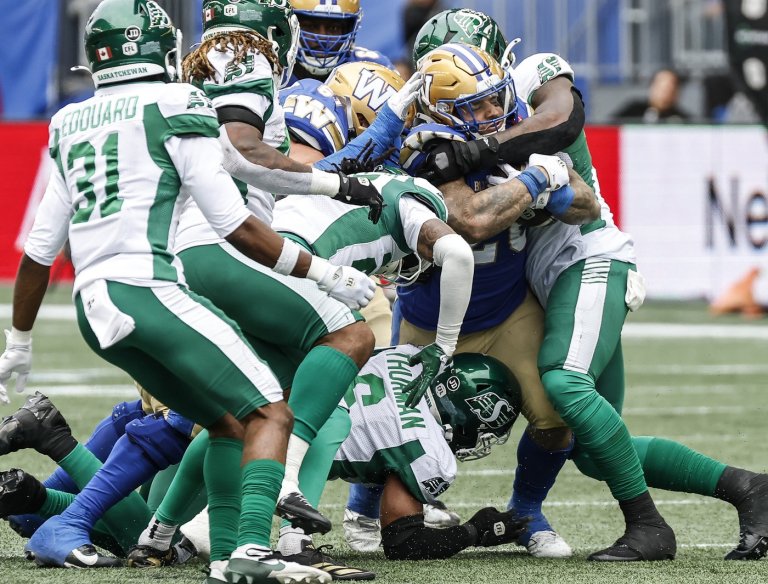 Blue Bombers pick Roughriders apart to win Banjo Bowl 19-6 | iNFOnews.ca