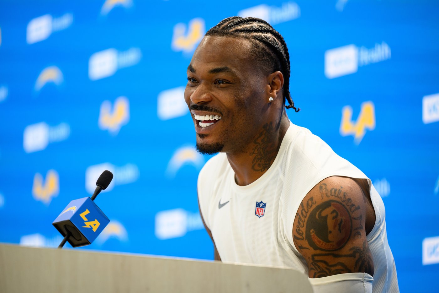 Chargers safety Derwin James turns focus back to football after landing contract extension | iNFOnews.ca Chargers safety Derwin James turns focus back to football after landing contract extension | iNFOnews.ca