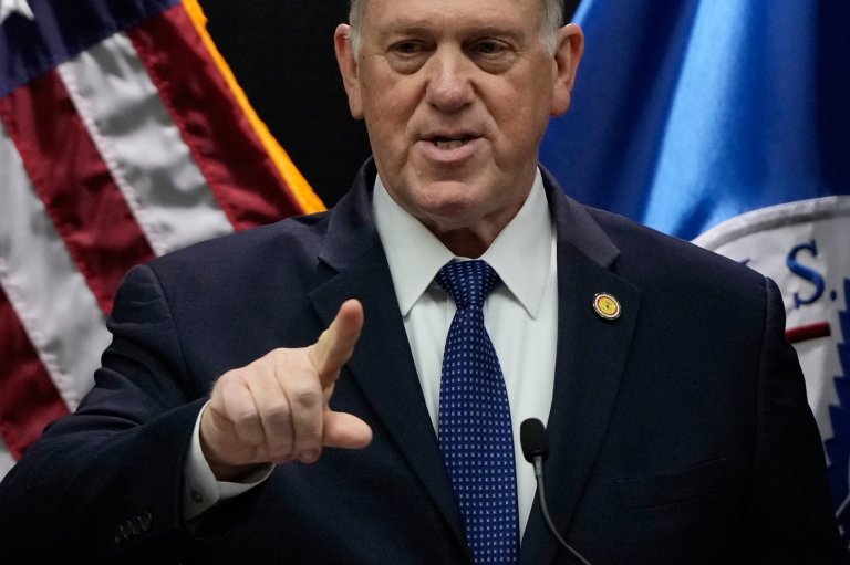 Trump's border czar announces 700 immigration officers to immediately leave Minnesota | iNFOnews.ca