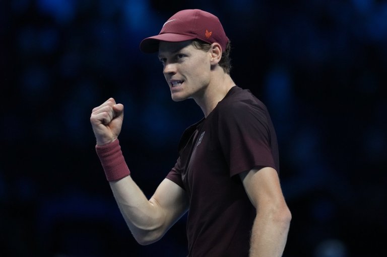 Jannik Sinner beats Carlos Alcaraz to defend ATP Finals title before his home fans | iNFOnews.ca