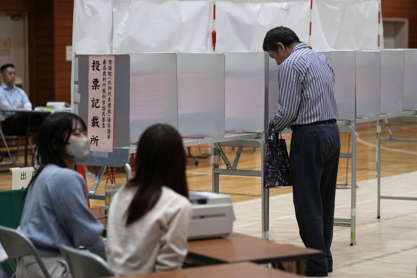 Japan's ruling coalition loses a majority in the lower house, creating political uncertainty | iNFOnews.ca