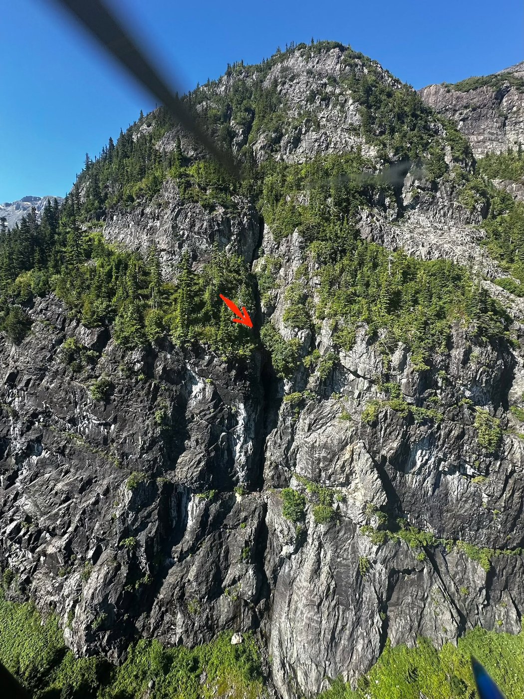 Hiker found alive after being stranded for three days on cliffside in B.C. | iNFOnews.ca Hiker found alive after being stranded for three days on cliffside in B.C. | iNFOnews.ca