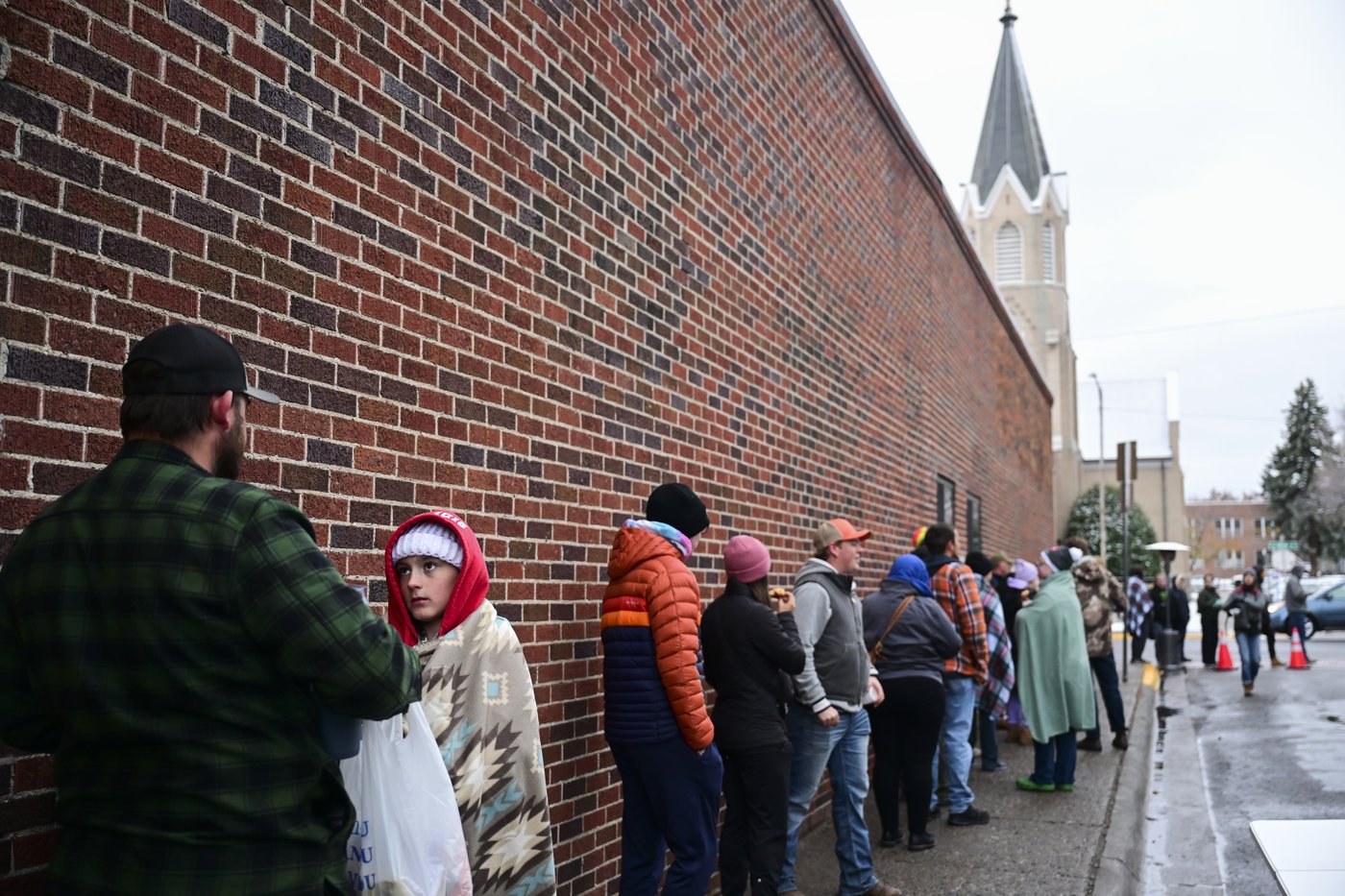 Free pizza and a DJ help defrost Montana voters lined up until 4 a.m. in the snow to vote | iNFOnews.ca