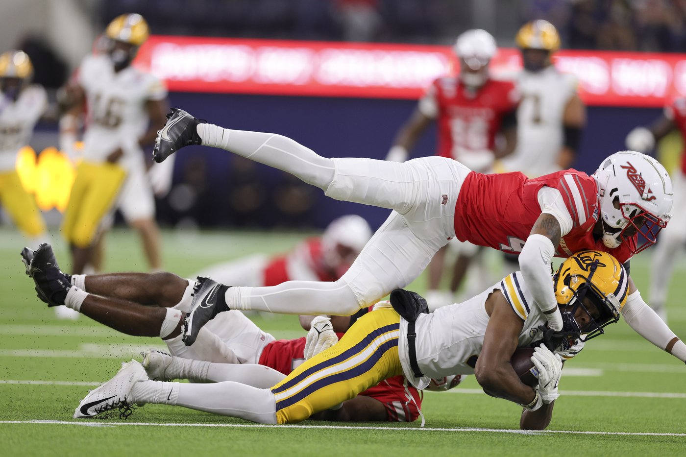 Hajj-Malik Williams throws 2 TDs passes to help No. 24 UNLV beat Cal 24-13 in the LA Bowl | iNFOnews.ca Hajj-Malik Williams throws 2 TDs passes to help No. 24 UNLV beat Cal 24-13 in the LA Bowl | iNFOnews.ca