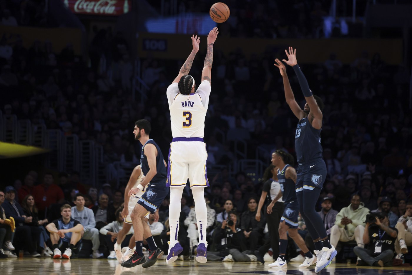 Anthony Davis scores 40 points, LeBron James has 18 in return to help Lakers beat Grizzlies, 116-110 | iNFOnews.ca