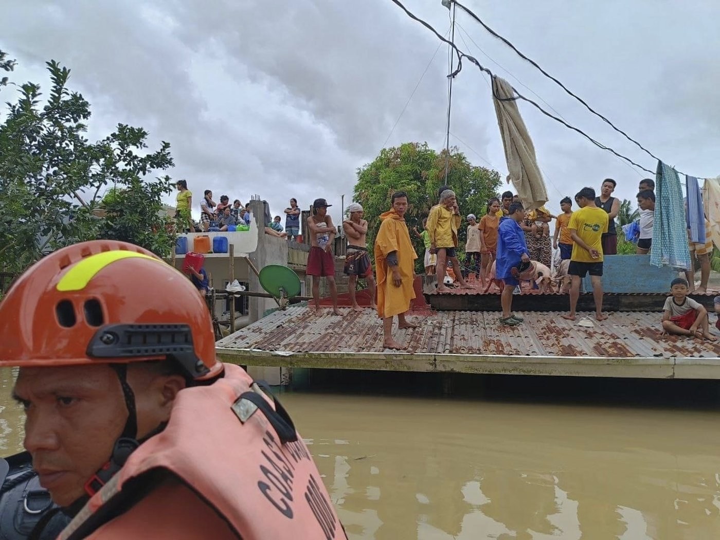 Floods in Philippines kill at least 9 and trap others on roofs as storm approaches | iNFOnews.ca